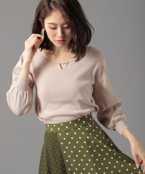 Andemiu（アンデミュウ）の「フロントアクセツキニット7分袖（トップス・オフホワイト/ピンク/ブルー/ネイビー）」の2枚目の写真