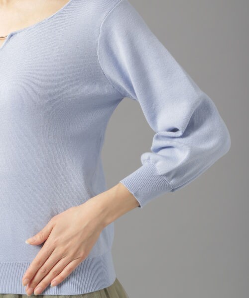 Andemiu（アンデミュウ）の「フロントアクセツキニット7分袖（トップス・オフホワイト/ピンク/ブルー/ネイビー）」の12枚目の写真