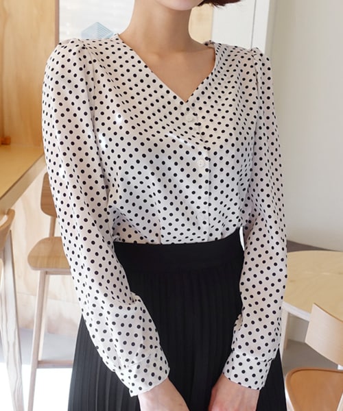 DHOLIC（ディーホリック）の「Vネックドットブラウス（シャツ/ブラウス・レディース・ブラック/ホワイト・FREE）」の2枚目の写真
