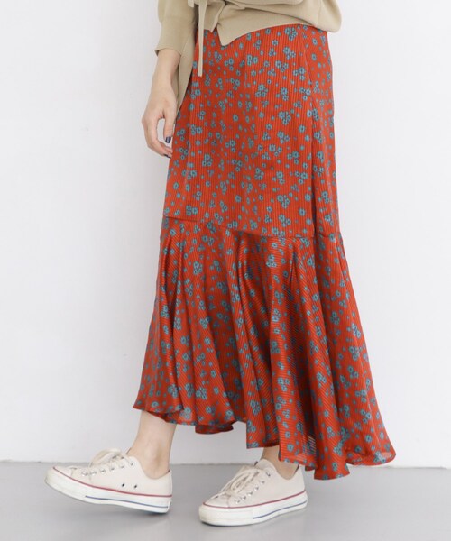 KBF(ケイビーエフ)の「シアーストライプフラワースカート(スカート・レディース・RED/NAVY/GREEN・one)」の1枚目の写真