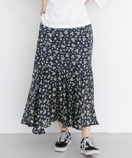 KBF(ケイビーエフ)の「シアーストライプフラワースカート(スカート・レディース・RED/NAVY/GREEN・one)」の2枚目の写真