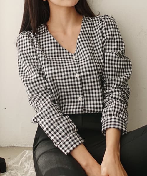 DHOLIC（ディーホリック）の「Vネックパフスリーブチェックブラウス（シャツ/ブラウス・レディース・ブルー/ブラック/ベージュ/イエロー・FREE）」の2枚目の写真