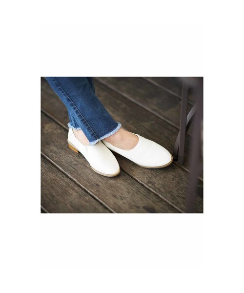 Live in comfort（リブインコンフォート）の「リブ イン コンフォート はまじとコラボ カジュアルスタイルがきれいめにまとまる やわらかフラットシューティー〈ホワイト〉（バッグ・財布・靴 > 靴 > その他シューズ・レディース・ホワイト・ｻｲｽﾞ24-24.5cm/ｻｲｽﾞ25-25.5cm/ｻｲｽﾞ23-23.5cm/ｻｲｽﾞ22-22.5cm）」の2枚目の写真