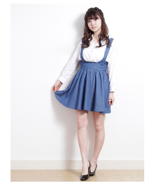 earth music&ecology(アースミュージックアンドエコロジー)の「サス付きダンガリースカート(スカート・レディース・インディゴ/ライトインディゴ・XS/L)」の3枚目の写真