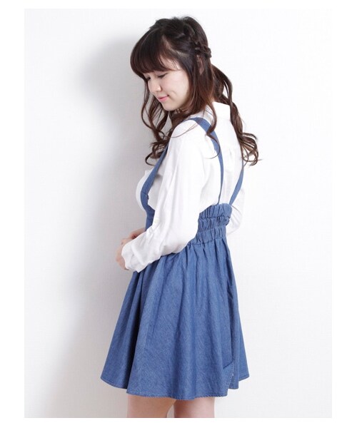 earth music&ecology(アースミュージックアンドエコロジー)の「サス付きダンガリースカート(スカート・レディース・インディゴ/ライトインディゴ・XS/L)」の4枚目の写真