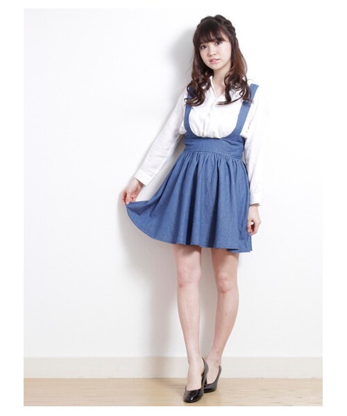 earth music&ecology(アースミュージックアンドエコロジー)の「サス付きダンガリースカート(スカート・レディース・インディゴ/ライトインディゴ・XS/L)」の2枚目の写真