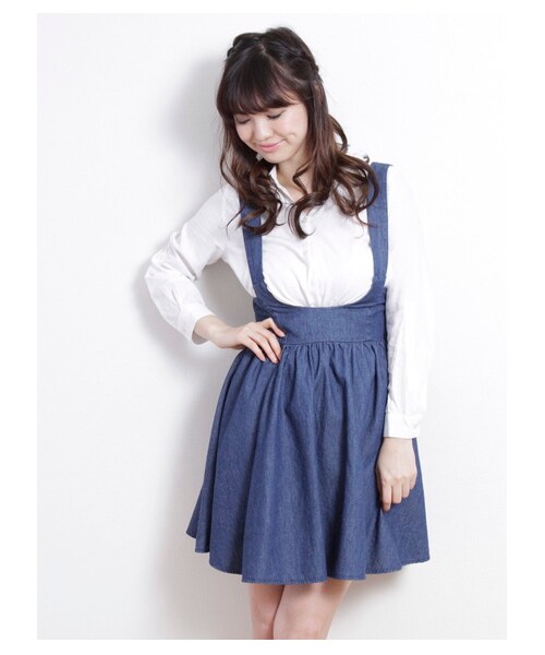 earth music&ecology(アースミュージックアンドエコロジー)の「サス付きダンガリースカート(スカート・レディース・インディゴ/ライトインディゴ・XS/L)」の1枚目の写真