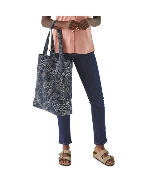 patagonia（パタゴニア）の「Patagonia(パタゴニア) マーケット・トート   #59280　カラー  Line Logo Ridge: Bleached Stone (LRBS)（トートバッグ・レディース・その他）」の4枚目の写真