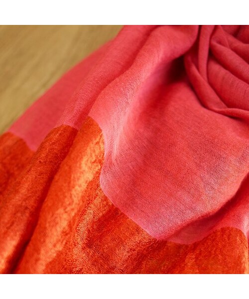 Madu（マディ）の「バイカラーストール レッド（その他・その他・約80cm×190cm）」の2枚目の写真