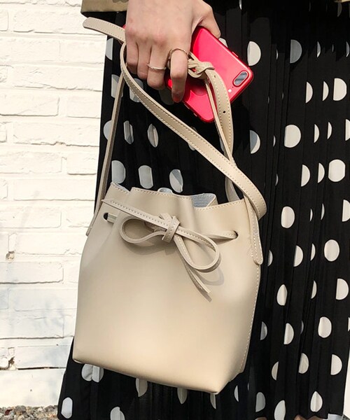 DHOLIC（ディーホリック）の「ステッチ巾着ショルダーバッグ（ショルダーバッグ・レディース・ブラウン/ベージュ/グリーン/ブラック・FREE）」の3枚目の写真