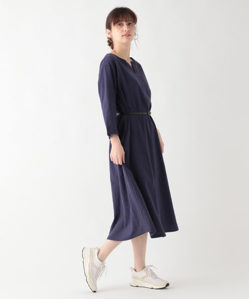 studio CLIP（スタディオクリップ）の「リネンレーヨンキーネックリラックスワンピース（ワンピース/ドレス・スモーク/ベージュ/イエロー/グリーン/ネイビー）」の5枚目の写真