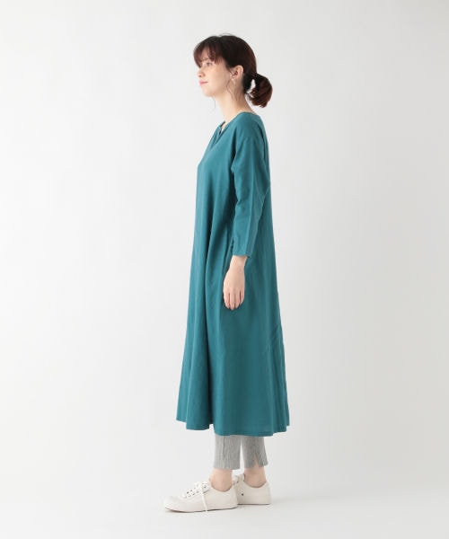 studio CLIP（スタディオクリップ）の「リネンレーヨンキーネックリラックスワンピース（ワンピース/ドレス・スモーク/ベージュ/イエロー/グリーン/ネイビー）」の7枚目の写真