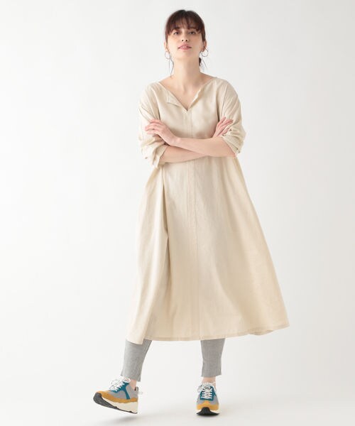 studio CLIP（スタディオクリップ）の「リネンレーヨンキーネックリラックスワンピース（ワンピース/ドレス・スモーク/ベージュ/イエロー/グリーン/ネイビー）」の2枚目の写真