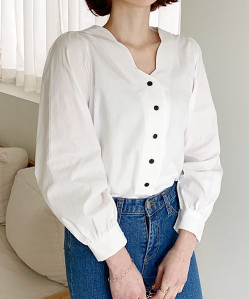 DHOLIC(ディーホリック)の「スカラップVネックブラウス(シャツ/ブラウス・レディース・ブルー/ホワイト/ベージュ・FREE)」の2枚目の写真