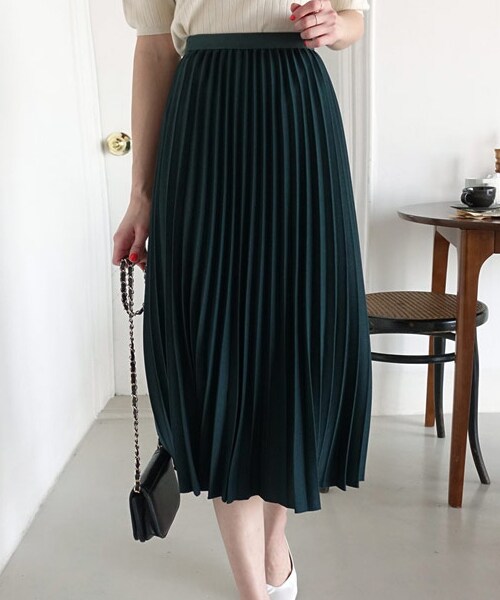 DHOLIC（ディーホリック）の「シルキープリーツロングスカート（スカート・レディース・ブラック/グリーン/ベージュ/レッド・FREE）」の3枚目の写真