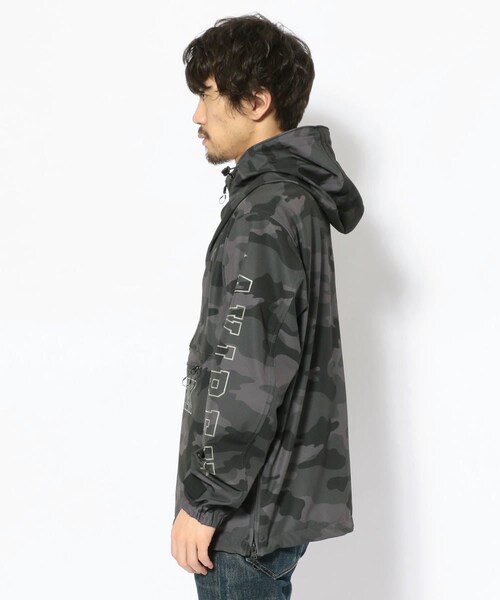 AVIREX（アヴィレックス）の「リフレクティブ ロゴ ストレッチ アノラック/REFLECTIVE LOGO STRETCH ANORAK（ジャケット/アウター・メンズ・WHITE/BLUE/GREY/CAMO・M, L, XL, XXL）」の2枚目の写真