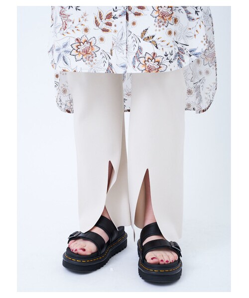 GARAGE OF GOOD CLOTHING(ガレージオブグッドクロージング)の「スリットパンツ(パンツ・アイボリー/ブラック/ブラウン・F)」の1枚目の写真