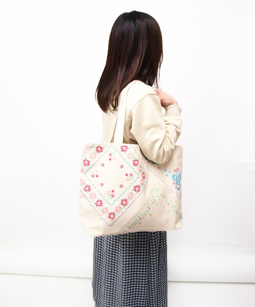 Hamble by Par Avion(ハンブルバイパラビオン)の「ハンカチ刺しゅうトートBAG(ファッション雑貨・レディース・オフホワイト【5月上旬お届け予定】・ワンサイズ)」の4枚目の写真