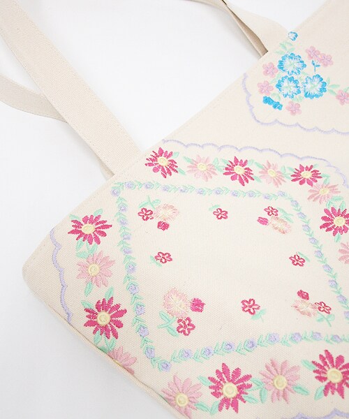 Hamble by Par Avion(ハンブルバイパラビオン)の「ハンカチ刺しゅうトートBAG(ファッション雑貨・レディース・オフホワイト【5月上旬お届け予定】・ワンサイズ)」の5枚目の写真