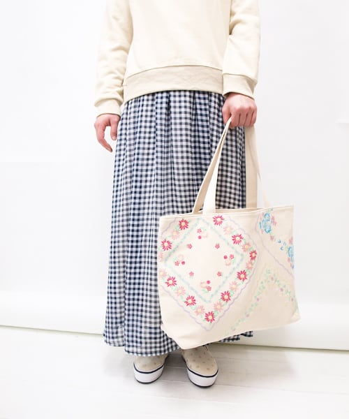Hamble by Par Avion(ハンブルバイパラビオン)の「ハンカチ刺しゅうトートBAG(ファッション雑貨・レディース・オフホワイト【5月上旬お届け予定】・ワンサイズ)」の3枚目の写真