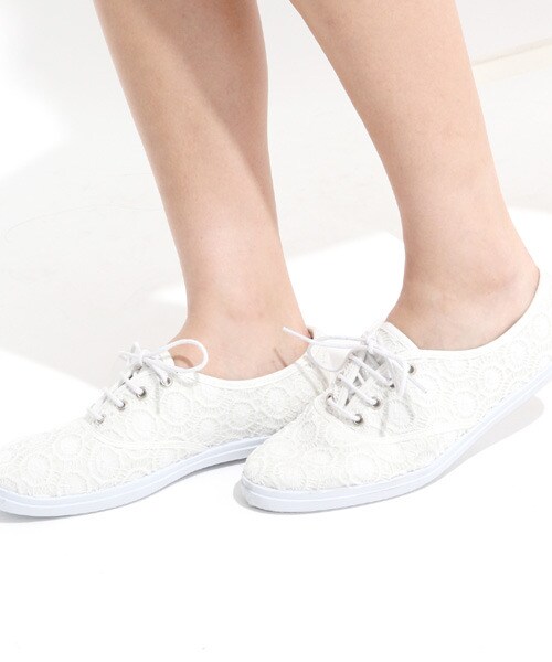 LOWRYS FARM（ローリーズファーム）の「オックスフォードスニーカー（シューズ・レディース・ホワイト×キャンバス/ホワイト×レース/ブラック×レース/ネイビー×キャンバス・Ｓ/Ｍ/Ｌ）」の2枚目の写真