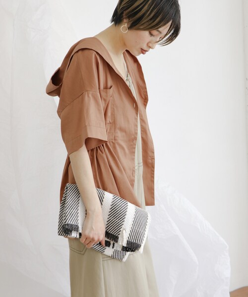 KBF(ケイビーエフ)の「【TGC着用アイテム】 マルチストライプトート(バッグ・レディース・WHT×BLK/ORG×BRN・one)」の3枚目の写真