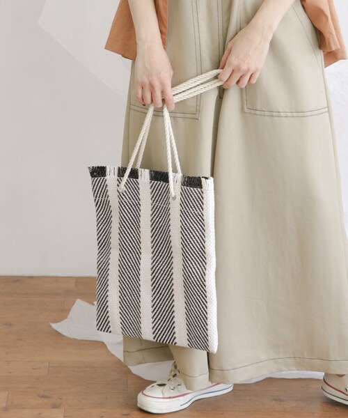 KBF(ケイビーエフ)の「【TGC着用アイテム】 マルチストライプトート(バッグ・レディース・WHT×BLK/ORG×BRN・one)」の2枚目の写真