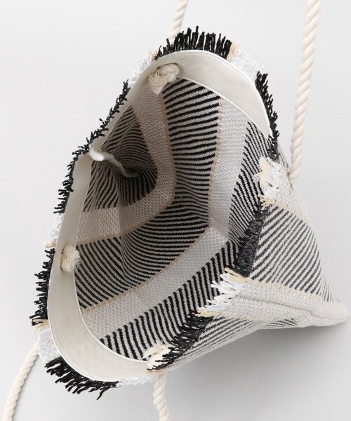 KBF(ケイビーエフ)の「【TGC着用アイテム】 マルチストライプトート(バッグ・レディース・WHT×BLK/ORG×BRN・one)」の11枚目の写真