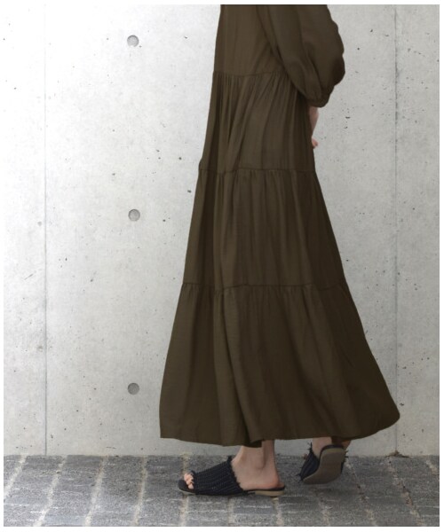 w closet（ダブルクローゼット）の「しぼり加工サテンパフスリーブティアードワンピース（ワンピース/ドレス・レディース・モカ/ブルー/Dカーキ・FREE）」の21枚目の写真