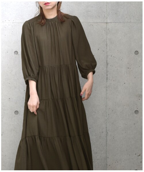 w closet（ダブルクローゼット）の「しぼり加工サテンパフスリーブティアードワンピース（ワンピース/ドレス・レディース・モカ/ブルー/Dカーキ・FREE）」の22枚目の写真