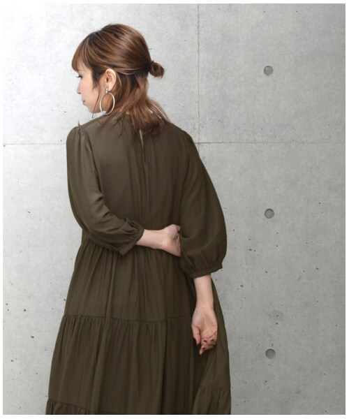 w closet（ダブルクローゼット）の「しぼり加工サテンパフスリーブティアードワンピース（ワンピース/ドレス・レディース・モカ/ブルー/Dカーキ・FREE）」の20枚目の写真