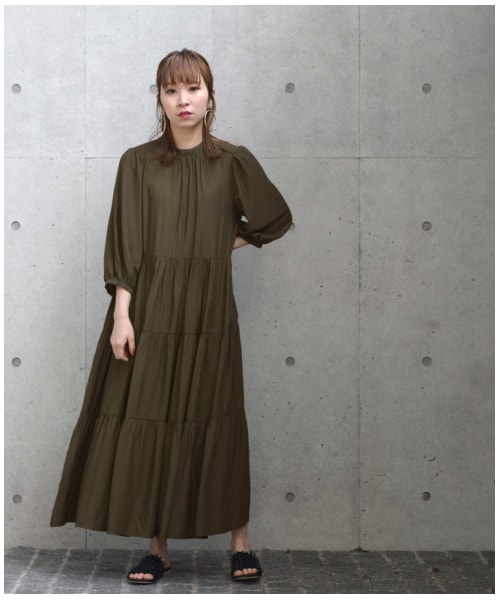 w closet（ダブルクローゼット）の「しぼり加工サテンパフスリーブティアードワンピース（ワンピース/ドレス・レディース・モカ/ブルー/Dカーキ・FREE）」の18枚目の写真