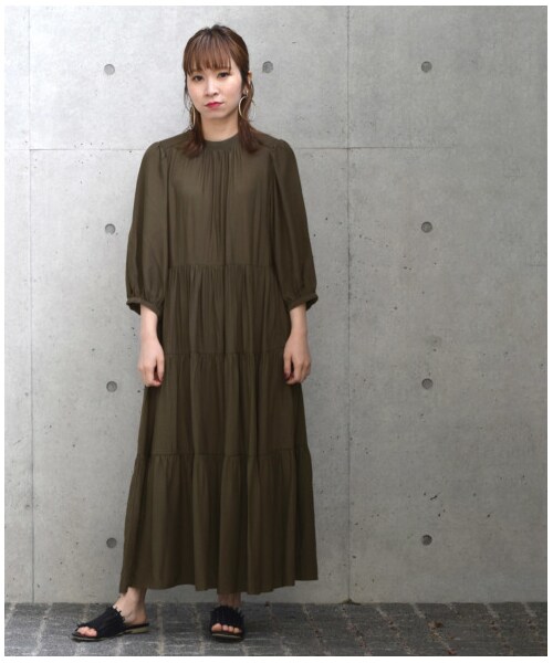 w closet（ダブルクローゼット）の「しぼり加工サテンパフスリーブティアードワンピース（ワンピース/ドレス・レディース・モカ/ブルー/Dカーキ・FREE）」の4枚目の写真