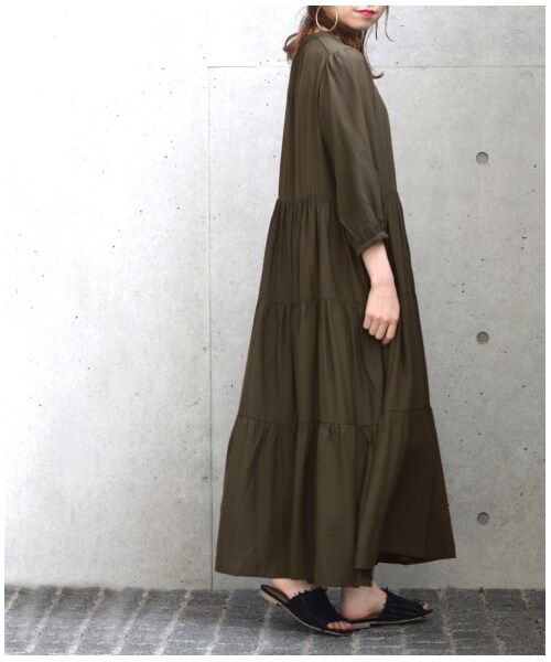 w closet（ダブルクローゼット）の「しぼり加工サテンパフスリーブティアードワンピース（ワンピース/ドレス・レディース・モカ/ブルー/Dカーキ・FREE）」の19枚目の写真