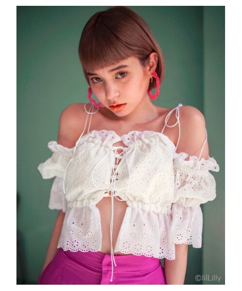 lilLilly(リルリリー)の「コットンレーストップ(トップス・レディース・WHITE/RED/BLACK・FREE)」の1枚目の写真