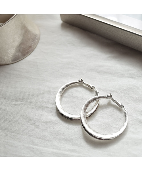 no brand（ノーブランド）の「Silver Hoop Earrings（イヤリング・レディース・その他）」の5枚目の写真