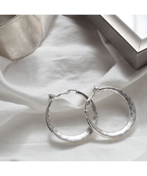 no brand（ノーブランド）の「Silver Hoop Earrings（イヤリング・レディース・その他）」の3枚目の写真