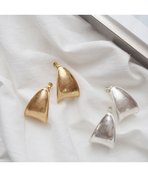 no brand（ノーブランド）の「Curved Plate Earrings（イヤリング・レディース・その他）」の4枚目の写真