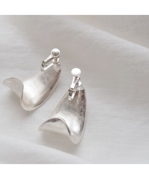 no brand（ノーブランド）の「Curved Plate Earrings（イヤリング・レディース・その他）」の3枚目の写真