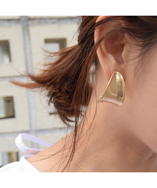 no brand（ノーブランド）の「Curved Plate Earrings（イヤリング・レディース・その他）」の5枚目の写真