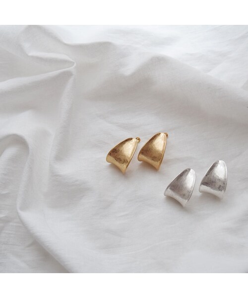 no brand（ノーブランド）の「Curved Plate Earrings（イヤリング・レディース・その他）」の2枚目の写真