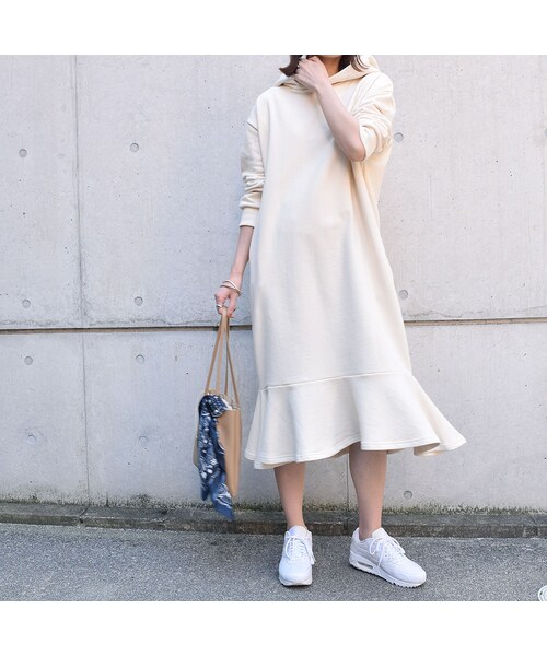 no brand（ノーブランド）の「[ RE-ARRIVAL ]フーディフリルスウェットロングOP（ワンピース・レディース・その他）」の2枚目の写真