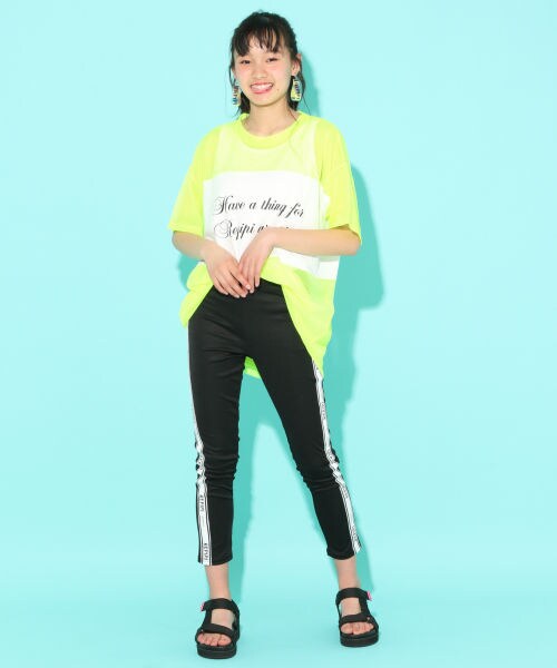 repipi armario（レピピ アルマリオ）の「サイドラインカットレギンス3（パンツ・ブラック(ライン)/ブラック(ロゴ)/レッド(ロゴ)）」の4枚目の写真