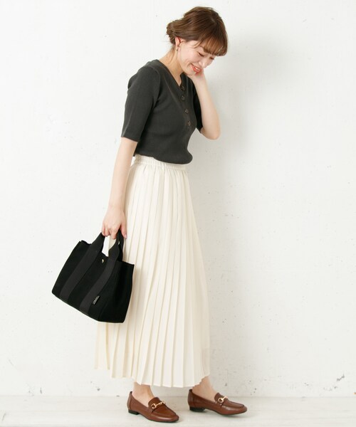 URBAN RESEARCH Sonny Label(アーバンリサーチサニーレーベル)の「プリーツロングスカート(スカート・レディース・オフ/ネイビー/イエロー・FREE)」の6枚目の写真