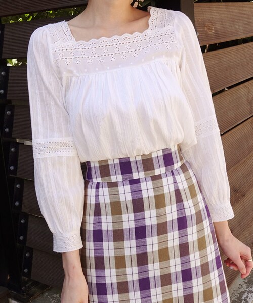 DHOLIC(ディーホリック)の「パンチングスクエアネックブラウス(シャツ/ブラウス・レディース・ホワイト/グリーン・FREE)」の1枚目の写真