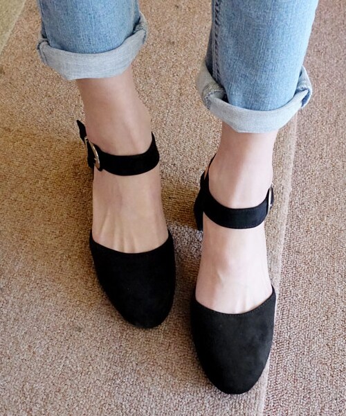 DHOLIC（ディーホリック）の「スエード調バックルストラップシューズ（パンプス・レディース・ベージュ/ブラック/ピンク・225/230/235/240/245/250）」の2枚目の写真