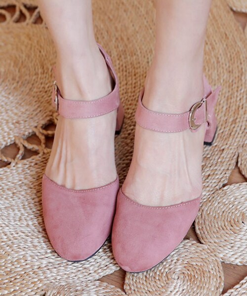 DHOLIC（ディーホリック）の「スエード調バックルストラップシューズ（パンプス・レディース・ベージュ/ブラック/ピンク・225/230/235/240/245/250）」の3枚目の写真