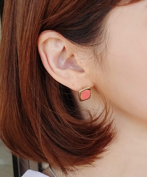DHOLIC（ディーホリック）の「スクエアゴールドフレームカラーピアス（ピアス（両耳用）・レディース・ピンク/ブルー/レッド/ホワイト・FREE）」の4枚目の写真