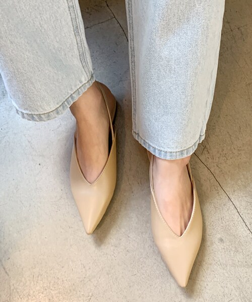 DHOLIC(ディーホリック)の「バックストラップポインテッドトゥシューズ(その他シューズ・レディース・ホワイト/ベージュ/レッド/ブラック・225/230/235/240/245/250)」の3枚目の写真