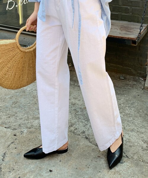 DHOLIC(ディーホリック)の「バックストラップポインテッドトゥシューズ(その他シューズ・レディース・ホワイト/ベージュ/レッド/ブラック・225/230/235/240/245/250)」の2枚目の写真